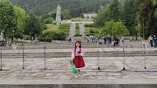 Кой уши байряка гр Калофер по случай деня на Ботев и загиналите за свободата на България 