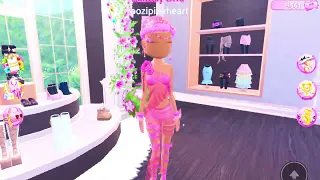 Wearing the color 🩷 PINK 💕 In Dress To Impress - Roblox Challenge