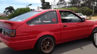 TOYOTA TRUENO AE86 3SGE BEAMS ON THE ROAD ACELERATING AND EXHAUST SOUND