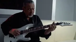 عزف اخطبوط الجيتار خالد الذوادي 