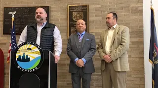 Flint mayor lends hand to United Way campaign