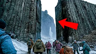 Una gigantesca puerta de piedra se abrió en Irlanda, y alguien salió.
