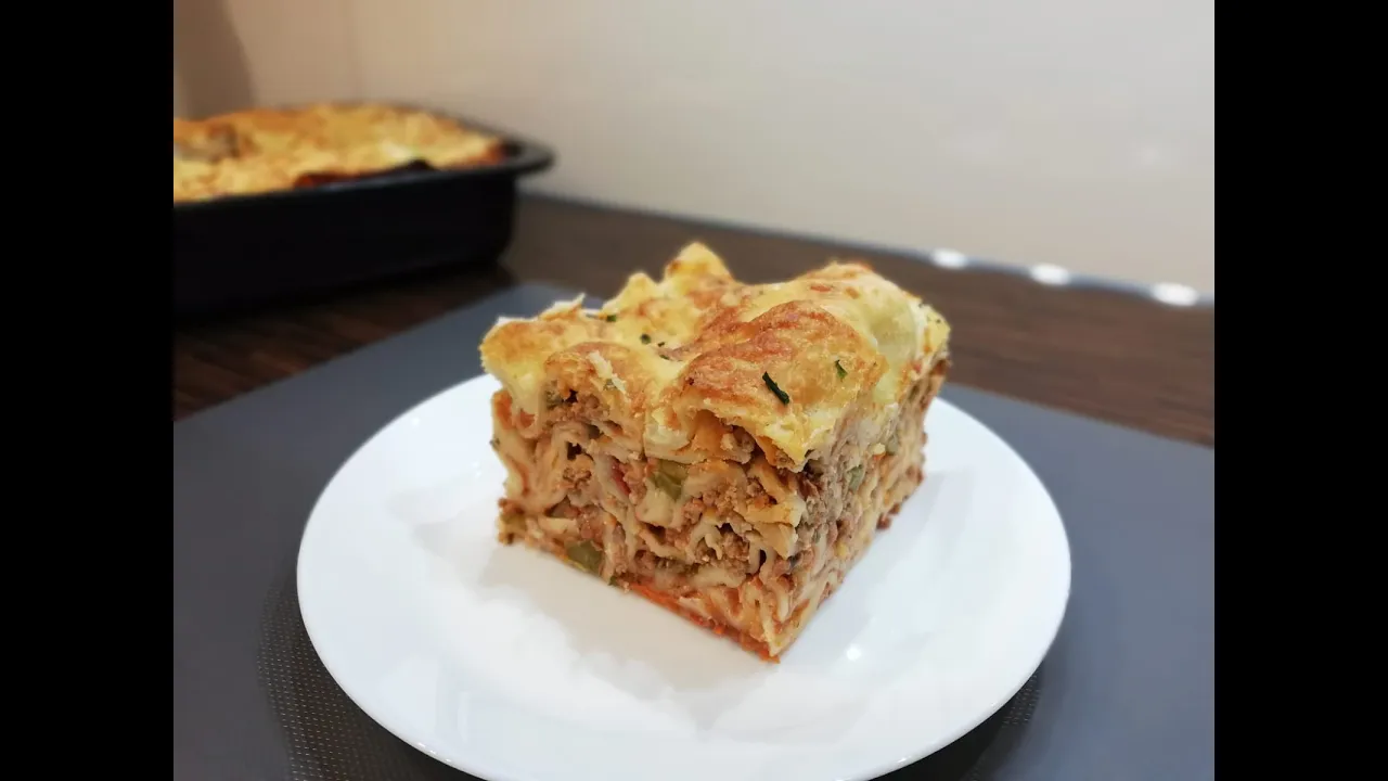 
          
          
          
            
            Lasagne mit Hack, viel Gemüse und 2 Soßen
          
        . 