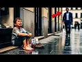 Miljardair vindt een jongen zonder schoenen die zijn schoenen verkoopt! Wat hij doet is ONGELOOFLIJK