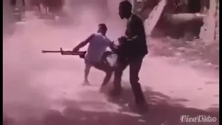 يحمل مدفع رشاش دوشكا في يده تعكس قوة وصلابة الجندي السوداني 