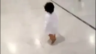 ما شاء الله طفل صغير يطوف حول الكعبة ويقول  لبيك اللهم لبيك     دندنها