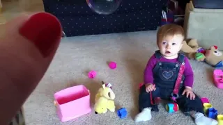 ضحك طفل هستيري يلعب مع كلب الفقاعات ضحك اطفال فيديوهات اطفال مضحكة 