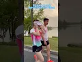 Download Lagu Berlari dengan headphone, kenakan sepatu lari, lari 10 kilometer, dan rasakan cinta