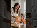 😹She Slices a Cat Cake 🍰 — and the Real Cat Loses Its Mind! 😹  “Calma, é só bolo!”