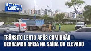Areia na pista deixa trânsito lento na saída do Elevado em Florianópolis