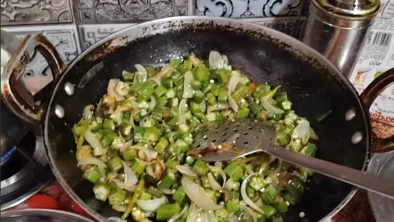 बिना मसाले की भिंडी की सब्ज़ी | कम तेल में स्वादिष्ट और हेल्दी भिंडी | Easy Bhindi Recipe