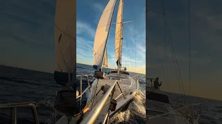 La plus gros avantage de vivre sur un voilier ? C’est la vue…🔥⛵️