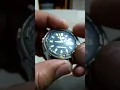 mostrando reloj ELGIN automatico caratula negra manecillas doradas calendario al 3 100m FG128 japan
