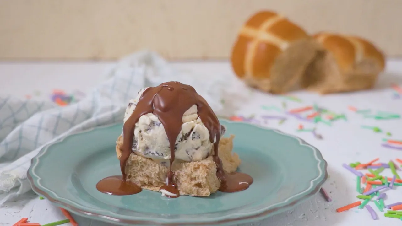 5-Ingredient No-Churn Hot Cross Bun Ice Cream