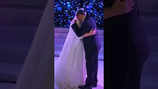 العروسه القمر بترقص مع ابوها وابوها بيعيط بنتى و حبيبتي مدحت صالح 