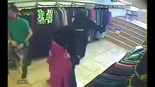 خطير امرأة استعرضت جسدها لإلهاء بائع ملابس خلال تنفيذ سرقة 