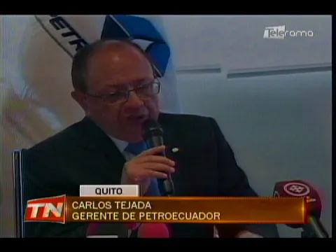 Trabajadores de estabilización de una parte afectada en la refinería de Esmeraldas