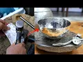 Download Lagu Het proces van het maken van een metalen beker door met een hamer te slaan.