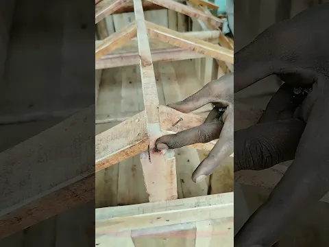 Le clou file droit dans la poutre : comment deux pièces de bois deviennent une charpente