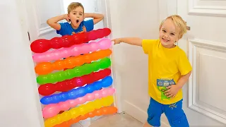 يلعب كريس ونيكي بالبالونات دندنها