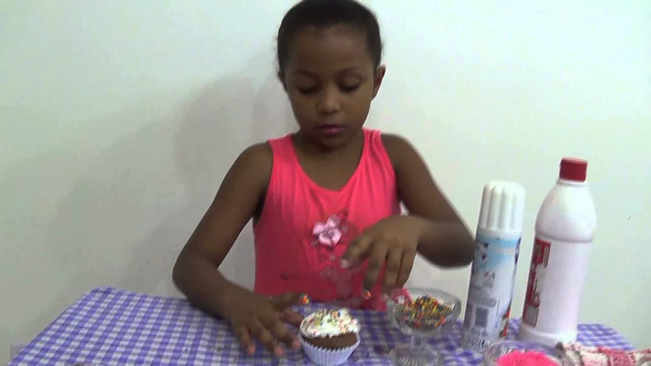DECORANDO CUPCAKE COM A MARY