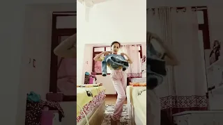 طول ما الدنيا بتلف احنا هنفضل كتف في كتف دندنها
