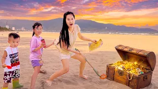 Changcady review máy dò tìm kim loại, bất ngờ phát hiện rương vàng trên bãi biển
