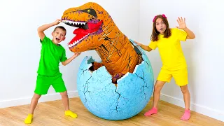 София и Макс нашли яйцо динозавра