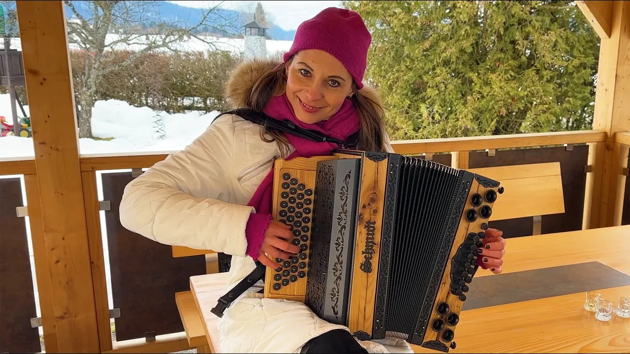 Claudia Hinker spielt die Pretuler Polka auf ihrer Steirischen Harmonika Claudia Hinker spielt die Pretuler Polka auf ihrer Steirischen Harmonika