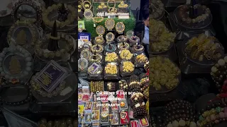 Золото каміння різні прикраси на новорічному ярмарку в Китайський Новий Рік 