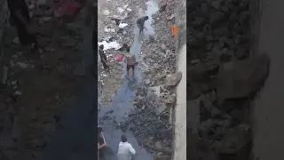 أهالي  أبو سبع  يستخدمون الفؤوس ل  كري  قاع النهر لإنقاذ حيواناتهم من العطش  المربد دندنها