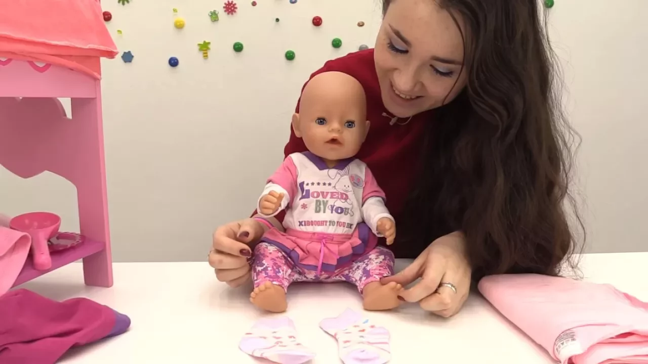 Беби боны которые похожи на настоящих детей. Настоящий беби бон. Кукла на роликах. Покажи пупсиков. Кукла реборн кормление.