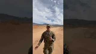 جندي من الولايات المتحدة الأمريكية على يرقص على الايقاعات الموسيقية المغربية 