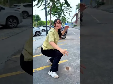 The girl kicked a passerby and asked for help #short #ytshort #trendingshorts #viralshort #fact #new