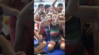 کلیپی از مراسم وزن کشی جشنواره کشتی آزاد خردسالان استان تهران گرامی داشت منصور برزگر اوستا یزدی 