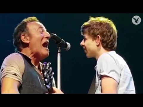 Download MP3 Bruce Springsteen brings young fan up onstage to perform 'Growin' Up' with him