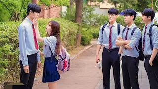 شاب غني ووسيم بيهرب من القصر بتاعه وبيقابل طالبه جميله تفكر انه فقير فبتاخده يعيش معاها ف بيتها 