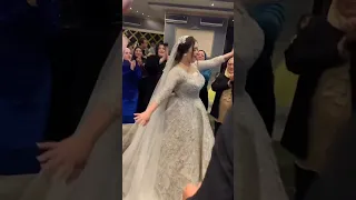 العروسه الفرفوشه بترقص مع عريسها فرحانه قوي و اصحابها و اهلها بيرقصوا معها وربنا يا رب يسعدها 