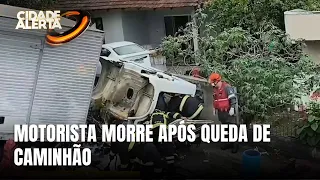 Motorista morre após caminhão cair em ribanceira em SC