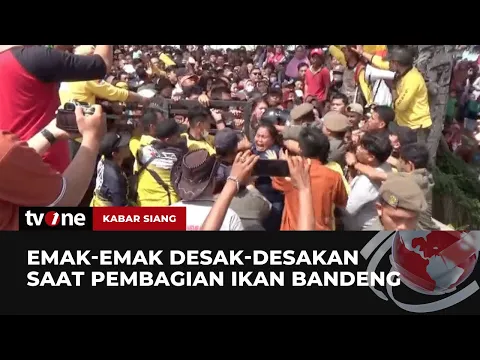 Ribuan Warga Berdesakan Berebut Pembagian Ikan Bandeng