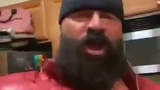 أمريكي مصارع يسب الصين اللعنه عليكم يا أكلة الخفافيش 