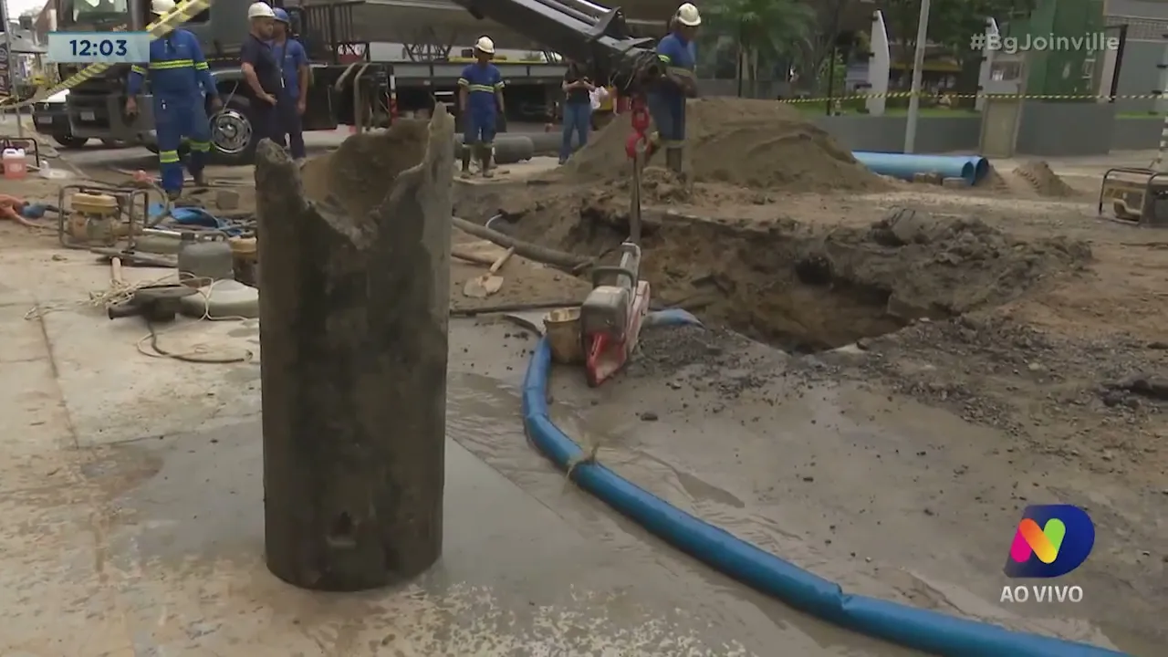 Rua Nove de Março é interditada para conserto de vazamento na rede de água