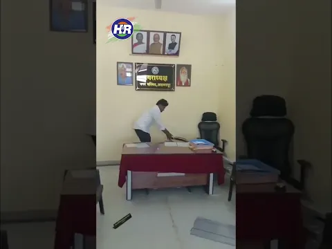 वाटर शॉर्टेज के चलते गुस्साए व्यक्ति ने अहमदपुर म्युनिसिपल प्रेसिडेंट के ऑफिस में घुसकर की तोड़फोड़