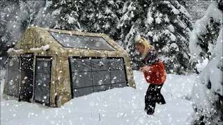 CAMP DE TENTES CHAUDES AVEC POÊLE DANS LA NEIGE FORTE 