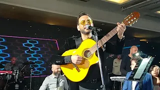 شاهد مصطفي قمر و هو بيغني اغنية بسلم عليك و هو بيعلب بالجيتار علي المسرح 