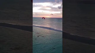 Kiting on sunset in the Maldives… awesome! 🤩 #sailingfamily #maldives #kitesurfing
