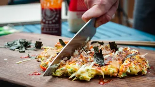 Okonomiyaki - japanischer Pfannkuchen. 