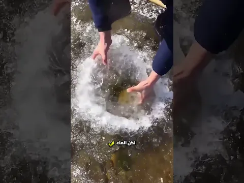 رأى حجرًا غامضًا داخل الجليد… فقرر إخراجه مهما كلفه الأمر! 😱🧊