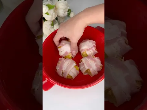 Хрустящий бекон, нежный картофель и тягучий сыр