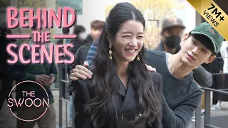  behind the scenes kim soo hyun wraps seo yea ji in a warm hug it s okay to not be okay eng sub 